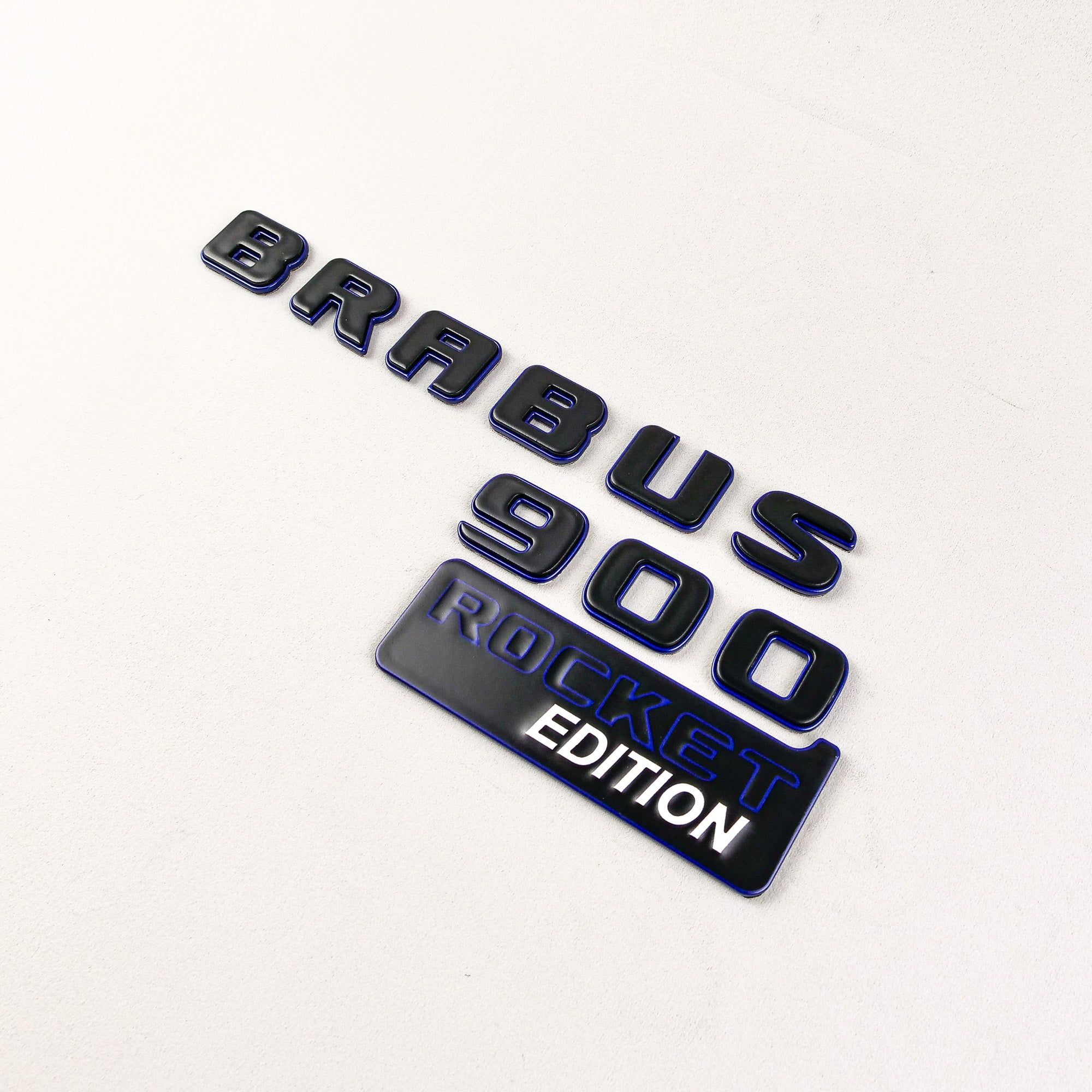 Set mit blauen Brabus 900 ROCKET Edition-Emblemen aus Metall für die Mercedes-Benz G-Klasse W463A